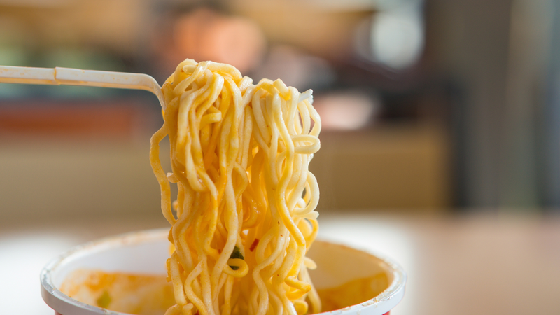 Ăn mì tôm quá nhiều thay cho các bữa ăn chính có thể gây thiếu hụt dinh dưỡng